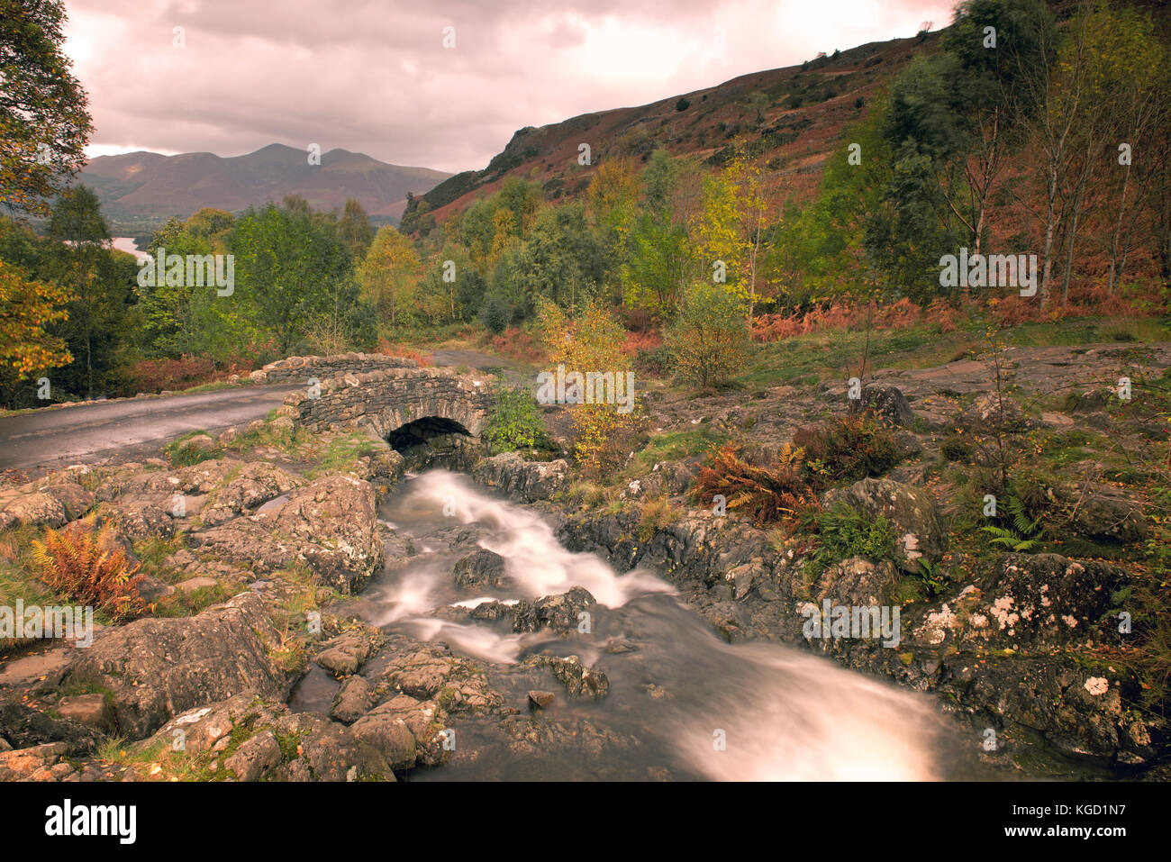 Ponte ashness in autunno guardando attraverso Derwent Water catbells e maiden moor. Il parco nazionale del Lake District, cumbria, Regno Unito, GB Foto Stock