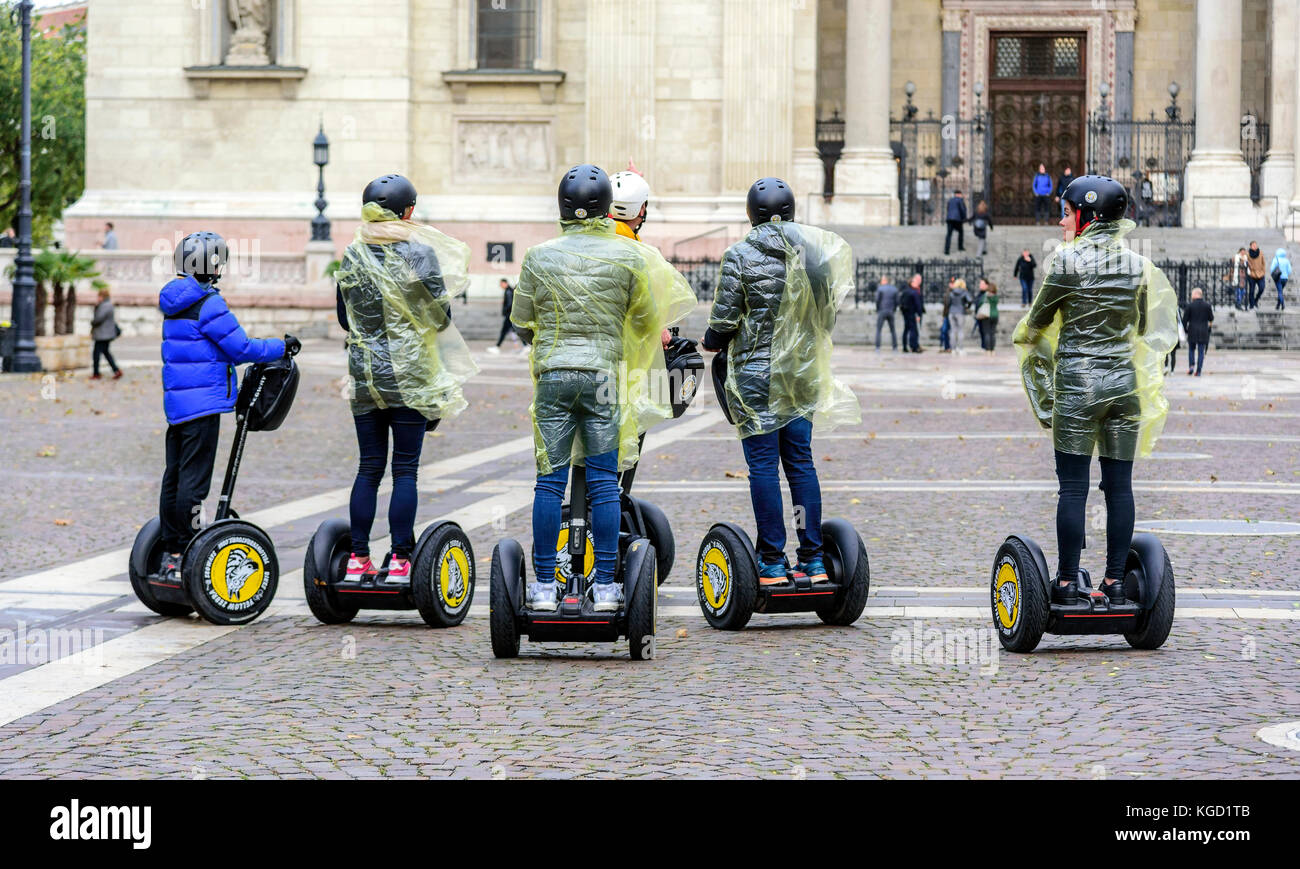 I turisti su hoverboard in un tour della citta'. Foto Stock