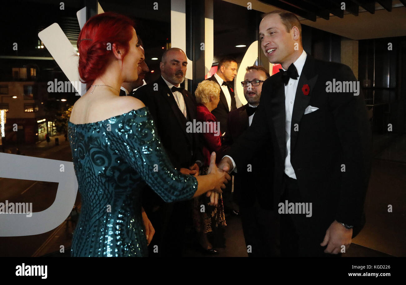 Il duca di Cambridge, patrono reale della SkillForce, viene accolto mentre partecipa al gala annuale della SkillForce and Children's Trust presso la Roundhouse di Camden a Londra. Foto Stock