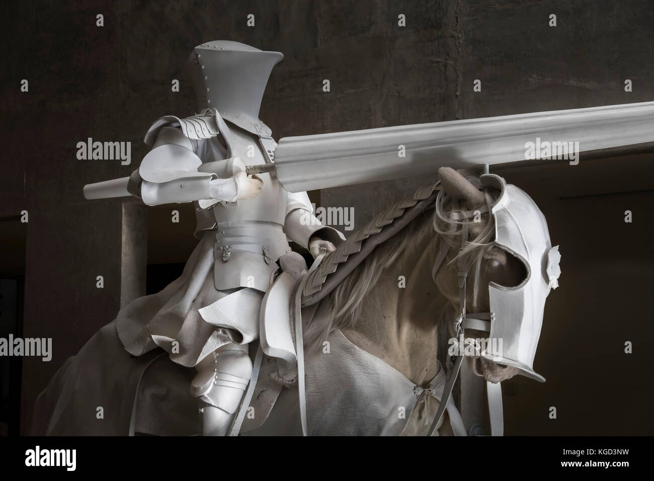 Statua di una giostra knight all'interno del Royal Armouries Museum di Leeds. Foto Stock