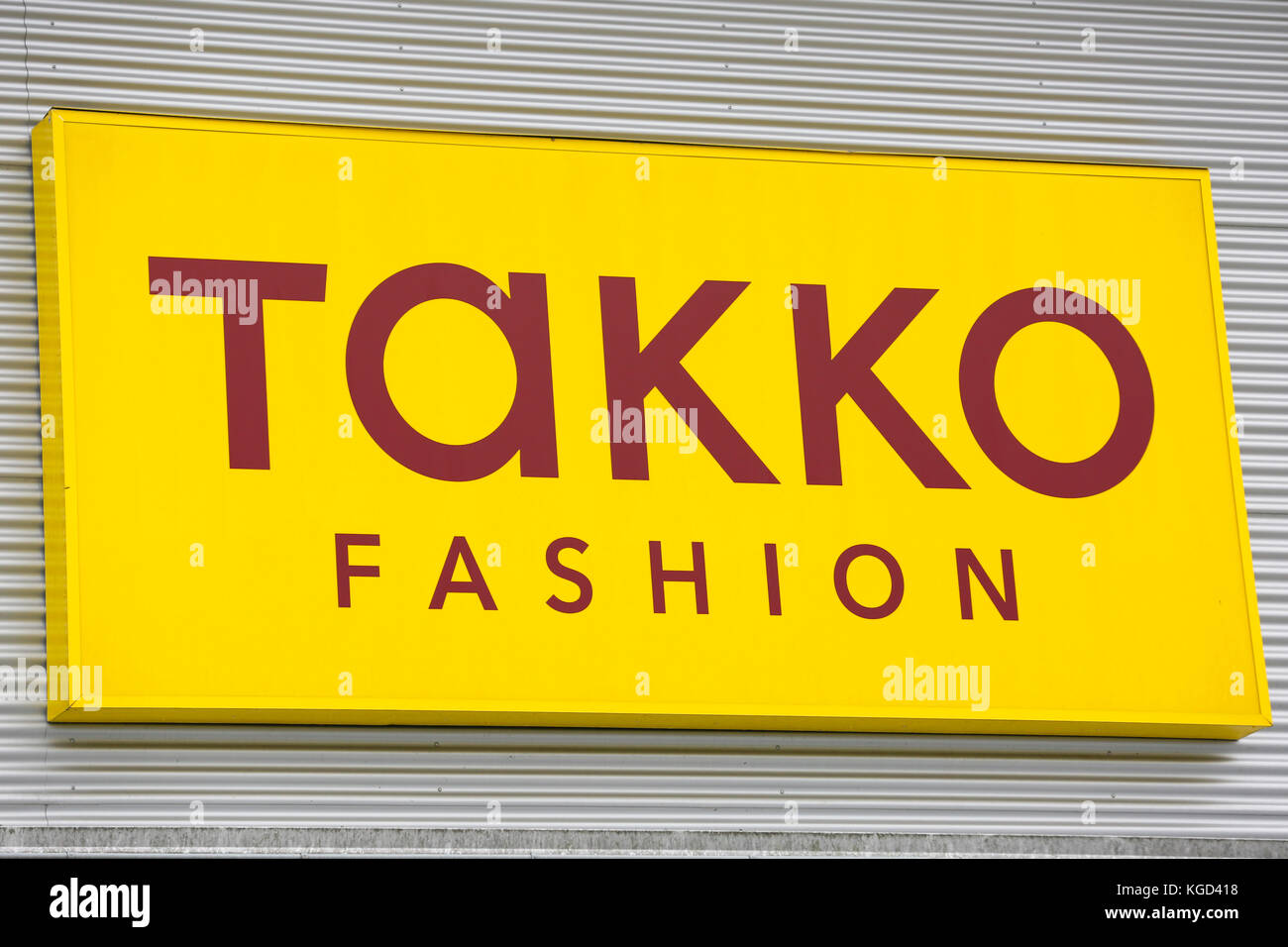 LINDEN, Germania luglio, 2017: tessile Takko Fashion Boutique segno della catena. TAKKO è un' industria tessile tedesca boutique di moda, basata a Telgte, Nordrhein Westfale Foto Stock