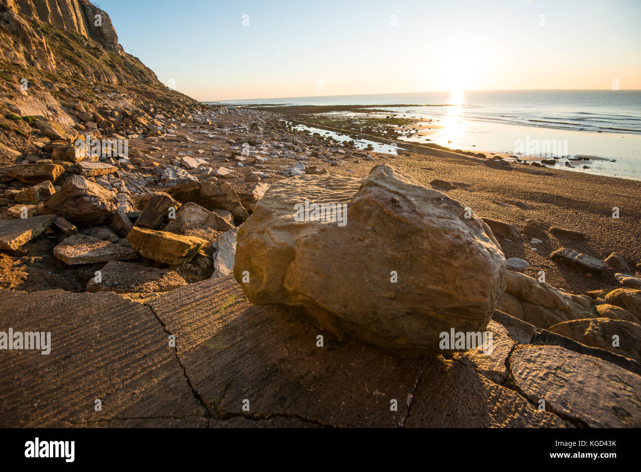 Hastings Sea Cliffs - Rocks Falls e Peregrine Falcons. Un posto meraviglioso ma pericoloso che è stato presentato sulla TV nazionale. Foto Stock