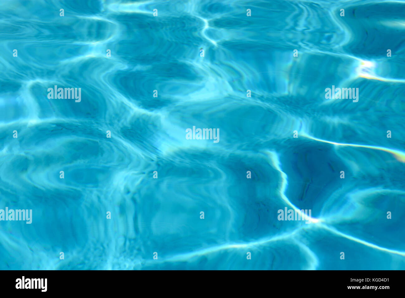 Immagine astratta della piscina sotto la luce del giorno soleggiato Foto Stock