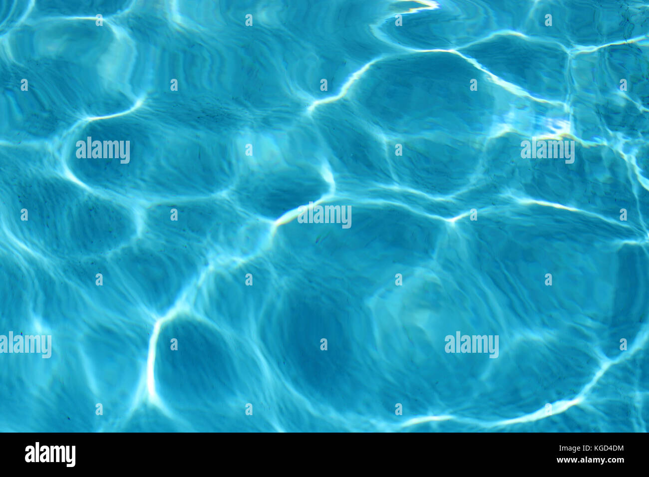 Immagine astratta della piscina sotto la luce del giorno soleggiato Foto Stock