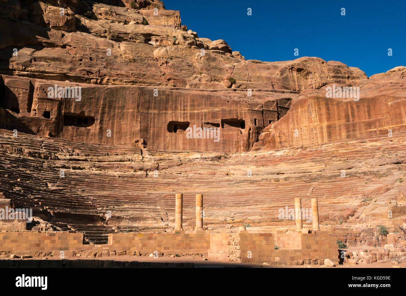 Anfiteatro di Nabataean rovina, Petra, Giordania, Medio Oriente all'inizio. La luce del mattino con cielo blu Foto Stock