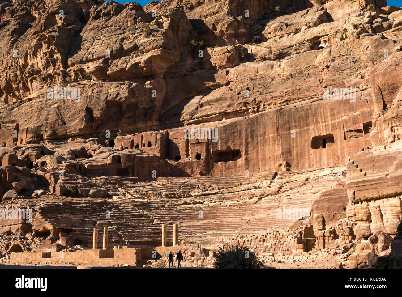 Vista di Nabataean anfiteatro rovina, Petra, Giordania, Medio Oriente all'inizio. La luce del mattino Foto Stock