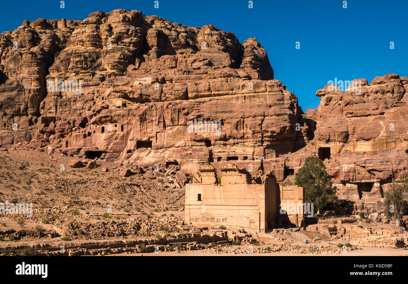 Qasr al Bint, Tempio di Dushares, Petra, Giordania, Medio Oriente in mattina presto con nessun popolo. Sito archeologico dell'antica città di Nabataean Foto Stock