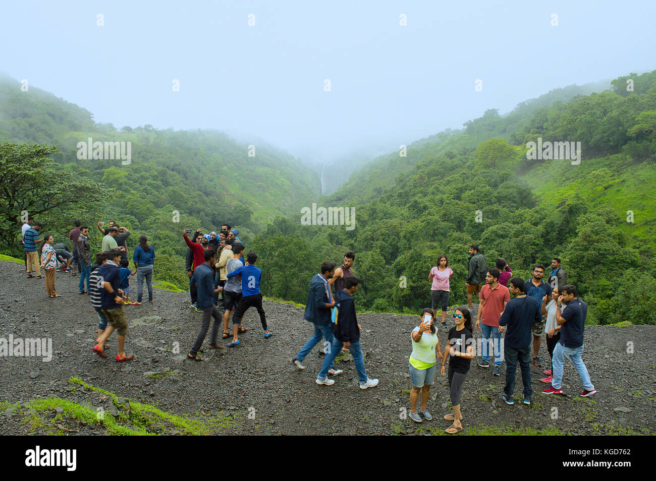 Le persone aventi il divertimento a tamhini ghat di Pune, Maharashtra Foto Stock