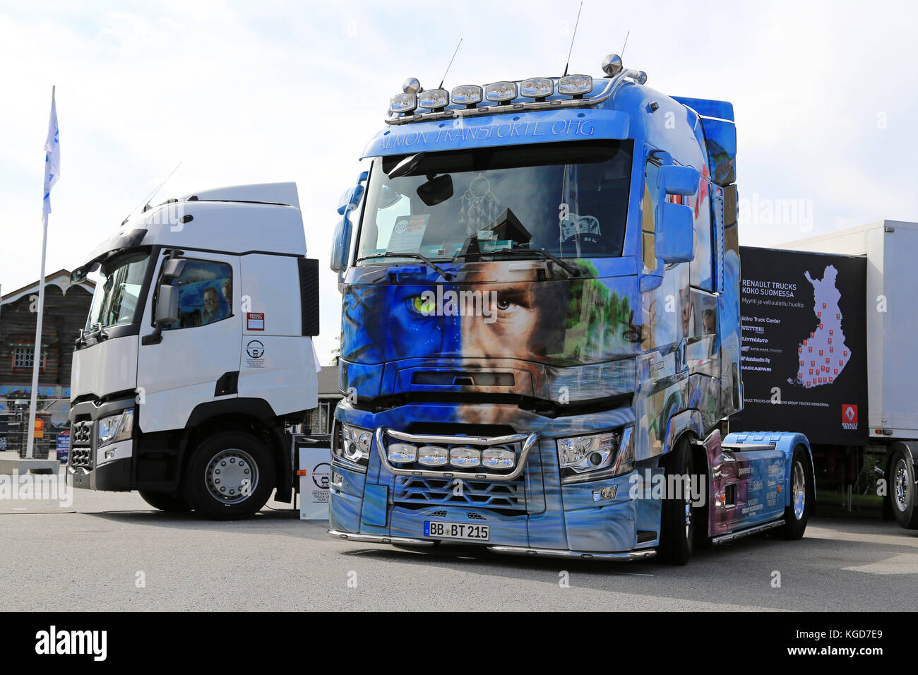 ALAHARMA, FINLANDIA - 7 AGOSTO 2015: L'avatar tedesco Renault Trucks T480 di Talmon Transporte OHG con Range T Truck bianco al Power Truck Show 2015. Foto Stock