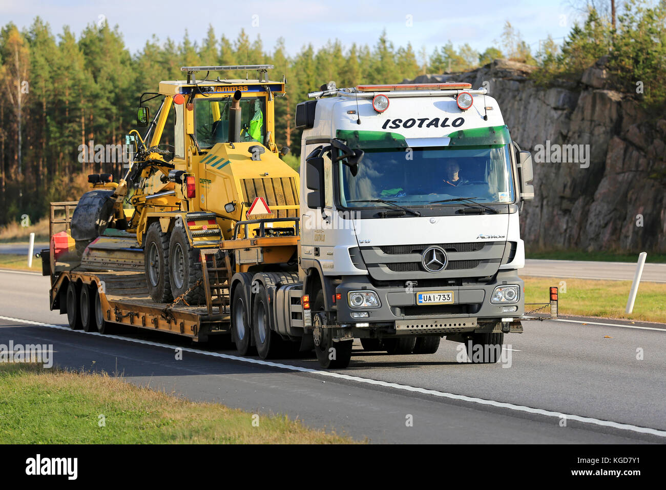 PAIMIO, Finlandia - 16 ottobre 2015: Mercedes-Benz Actros 2660 Semi carrello cale Vammas Road attrezzatura di manutenzione di Destia. Destia è un finlandese infras Foto Stock