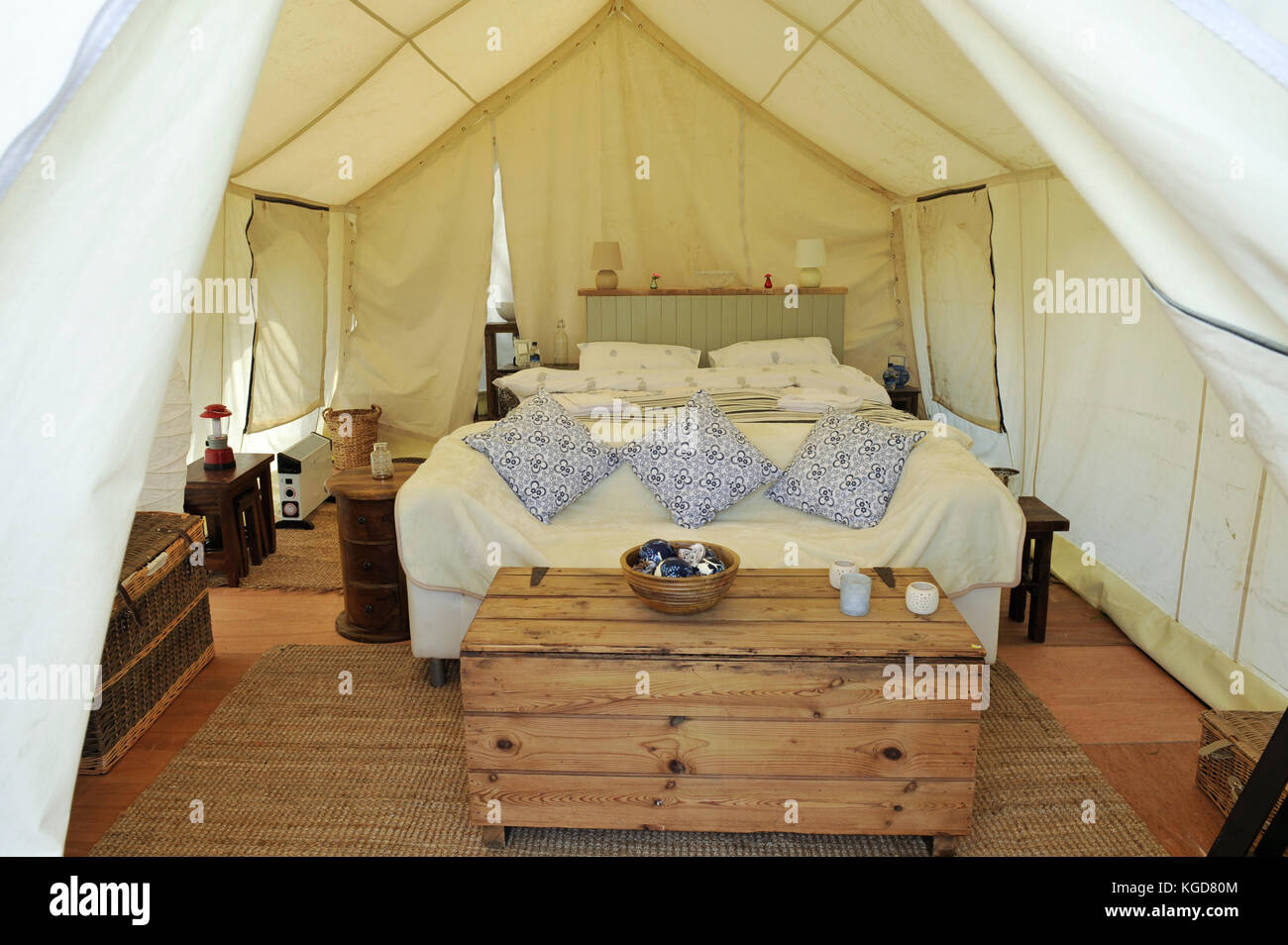 Una camera da letto all'interno di una tenda di lusso al pop up Hotel. Glastonbury Festival - 2013. Foto Stock