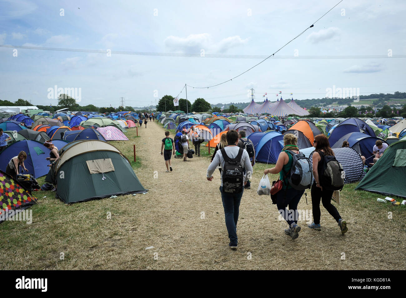 Glastonbury Festival - 2013. I frequentatori del festival a passeggio tra centinaia di tende cercando di trovare uno spazio di beccheggio che loro tenda. Foto Stock