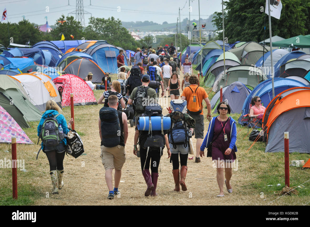 Glastonbury Festival - 2013. I frequentatori del festival a passeggio tra centinaia di tende cercando di trovare uno spazio di beccheggio che loro tenda. Foto Stock