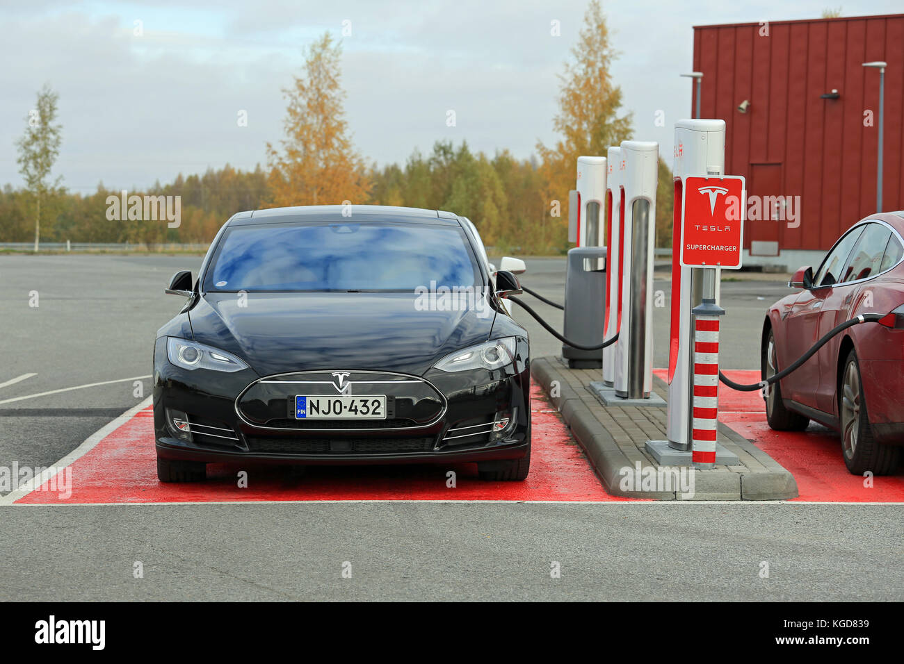 TOIJALA, Finlandia - 17 ottobre 2015: Tre Tesla Model S automobili sono collegato a Tesla Supercharger stazione. La sovralimentazione è gratuito per la durata della modalità Foto Stock