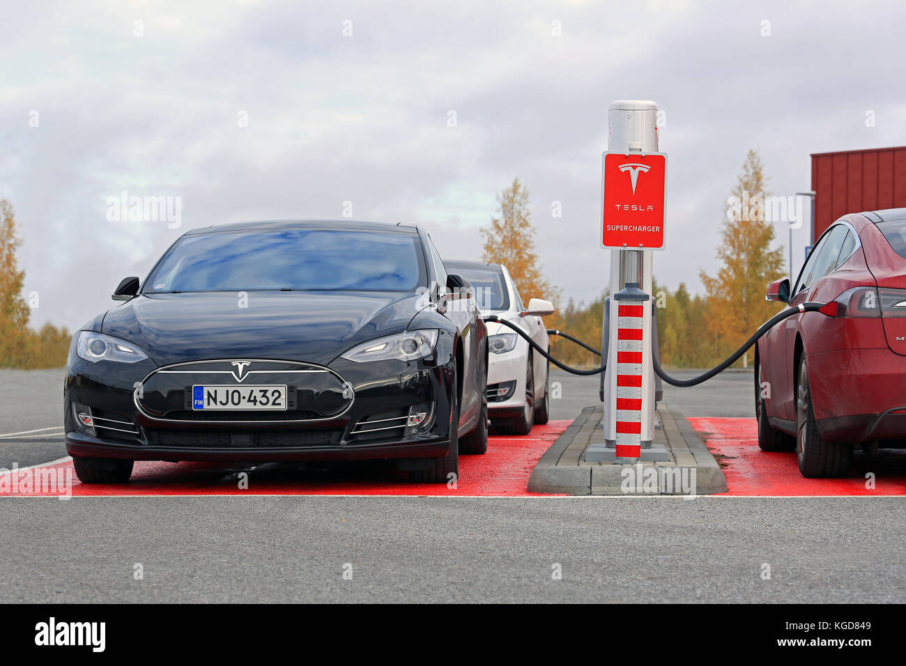 TOIJALA, Finlandia - 17 ottobre 2015: Tre Tesla Model S automobili sono collegato a Tesla Supercharger stazione. La sovralimentazione è gratuito per la durata della modalità Foto Stock