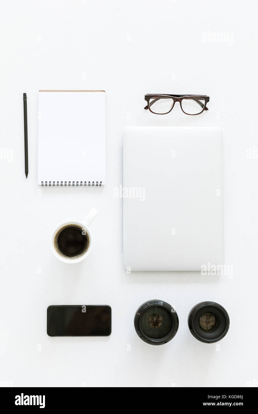 Lay piatto con laptop e gli elementi di lavoro Foto Stock