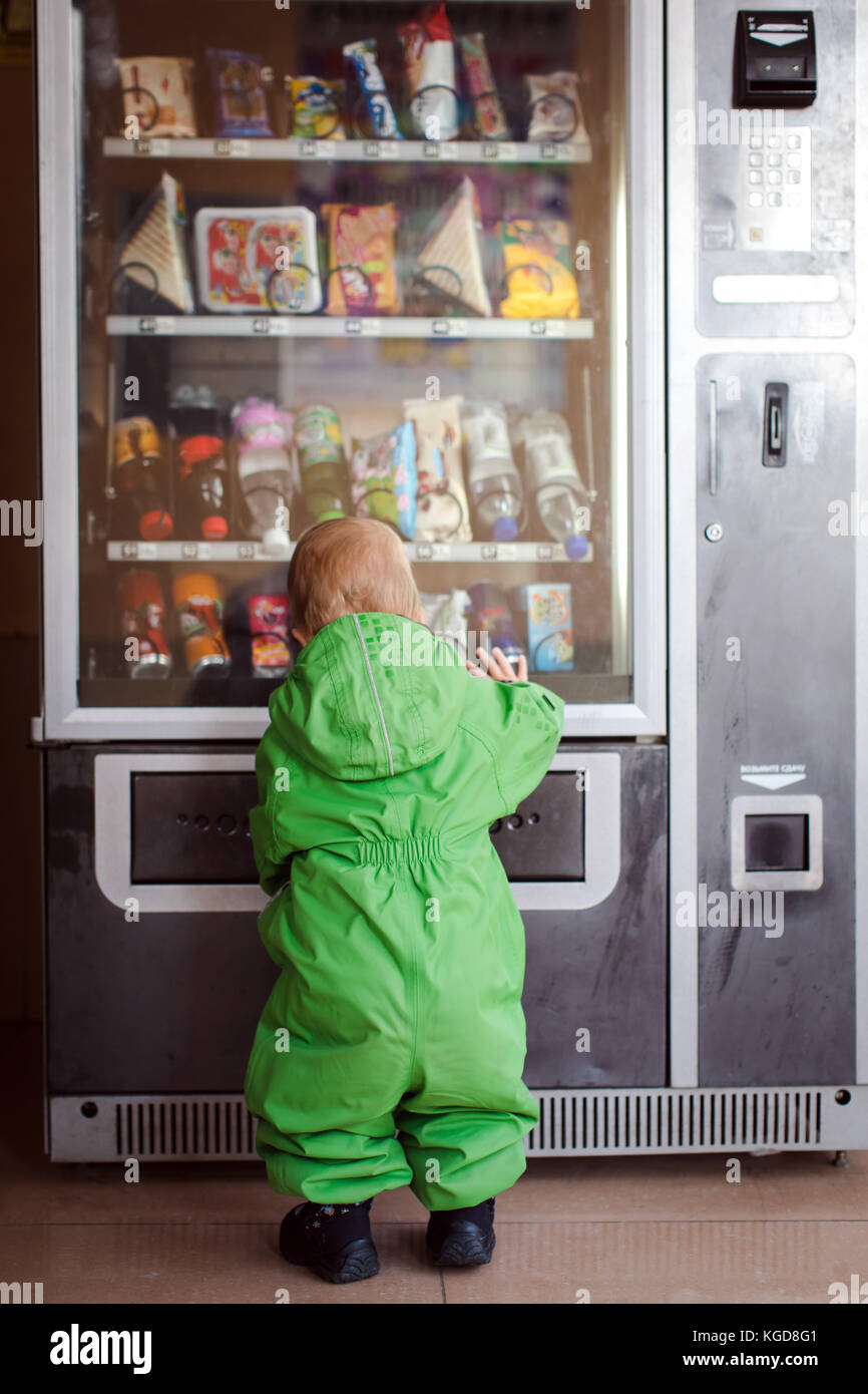 Bambino di esplorare la macchina degli alimenti Foto Stock