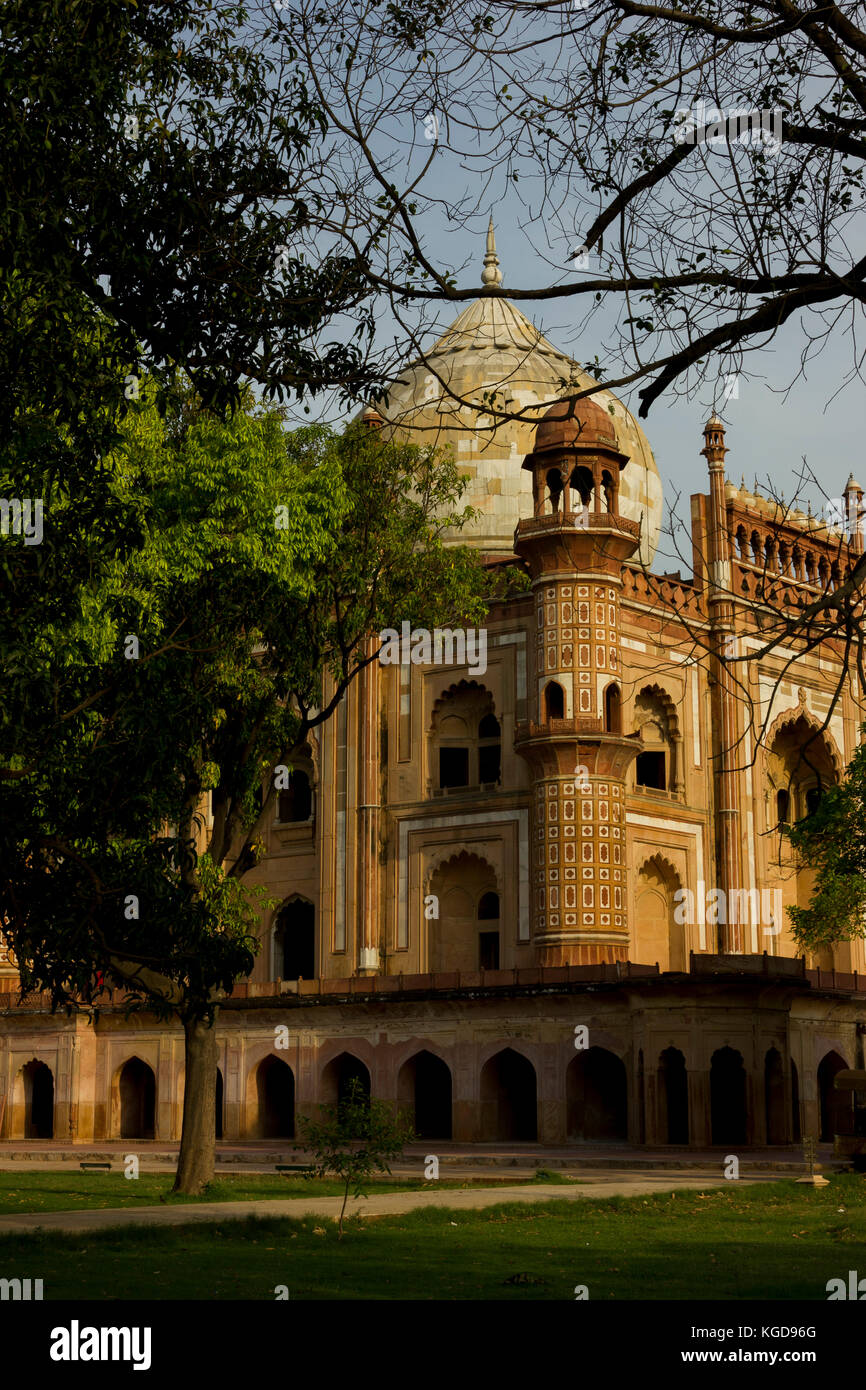 Safdarjung il sepolcro è una pietra arenaria e mausoleo di marmo di Delhi, India. È stato costruito nel 1754 nel tardo Impero Mughal stile per Nawab Safdarjung. Foto Stock