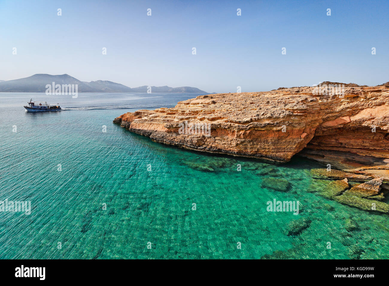 Una barca con i turisti a Koufonissi isola in cicladi grecia Foto Stock
