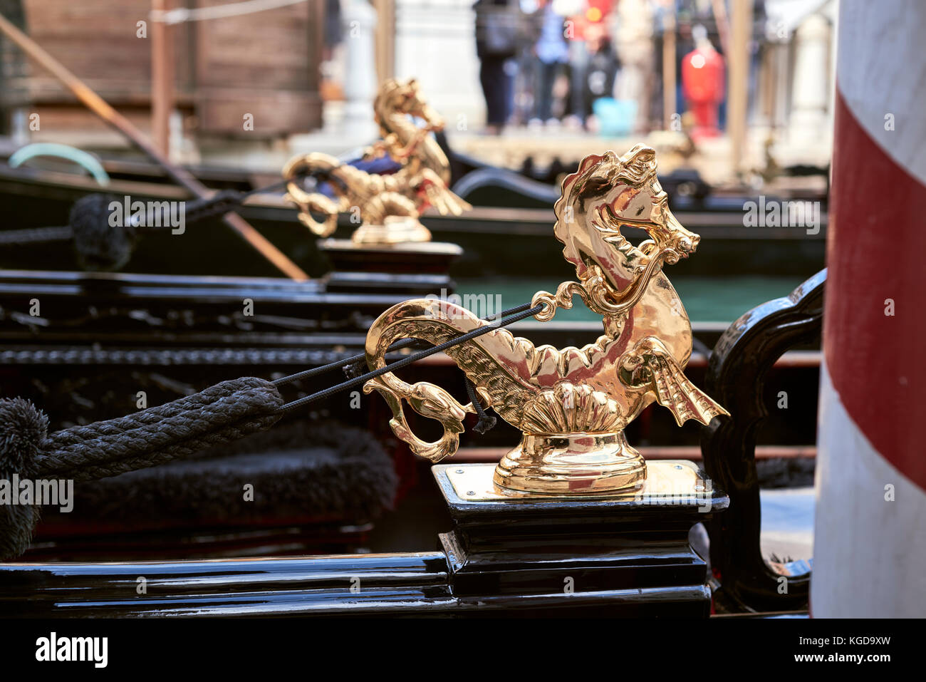 Dettaglio di una gondola design dotato di golden cavallucci marini Foto Stock