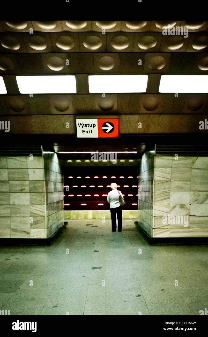 Il sambuco donna in attesa la metropolitana a Praga la stazione della metropolitana Foto Stock