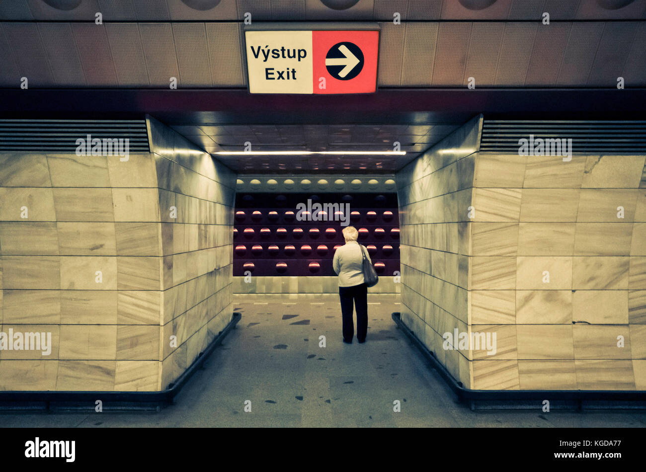 Il sambuco donna in attesa la metropolitana a Praga la stazione della metropolitana Foto Stock