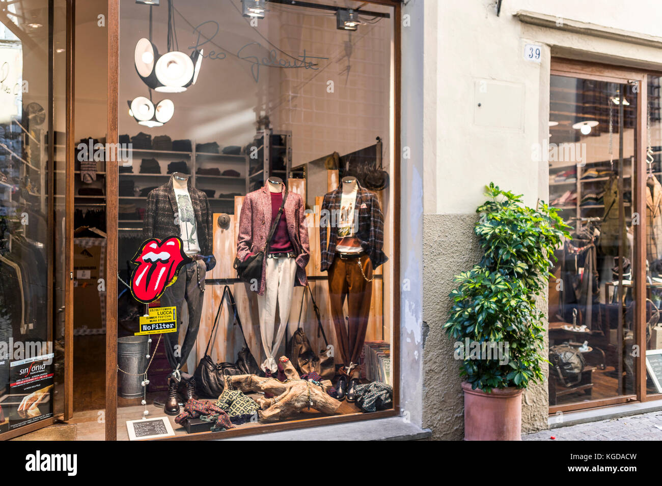 Negozio di abbigliamento uomo con Rolling Stones logo pubblicità concerto,  città di Lucca, Italia Foto stock - Alamy
