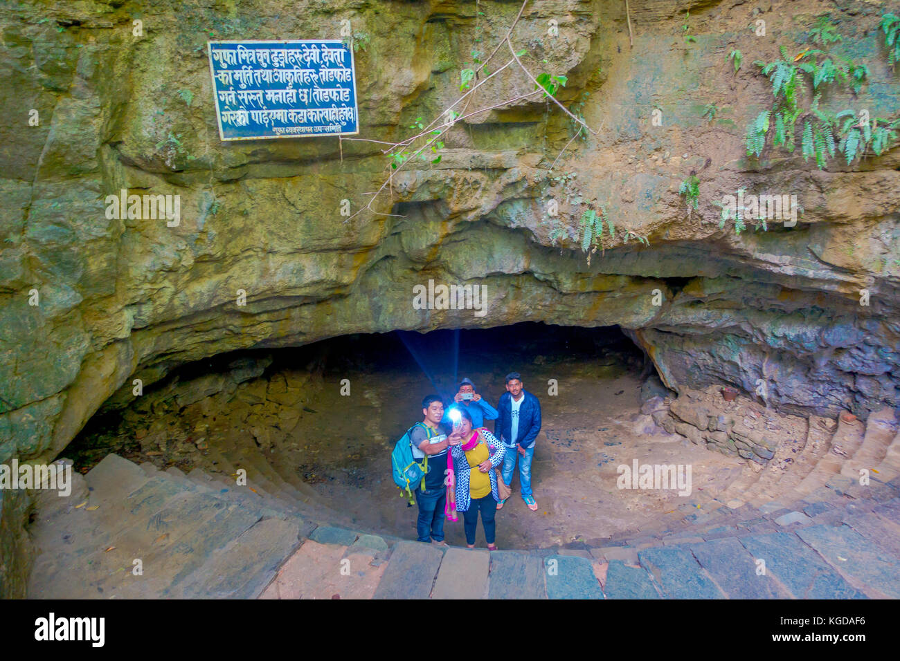 Pokhara, nepal - Settembre 12, 2017: gruppo non identificato di persone all'invio di pipistrelli prendendo un selfie, in lingua nepalese, è chiamato chameri gufa. la grotta è fatta di calcare e di habitat di pipistrelli oltre la caverna e dei massimali Foto Stock