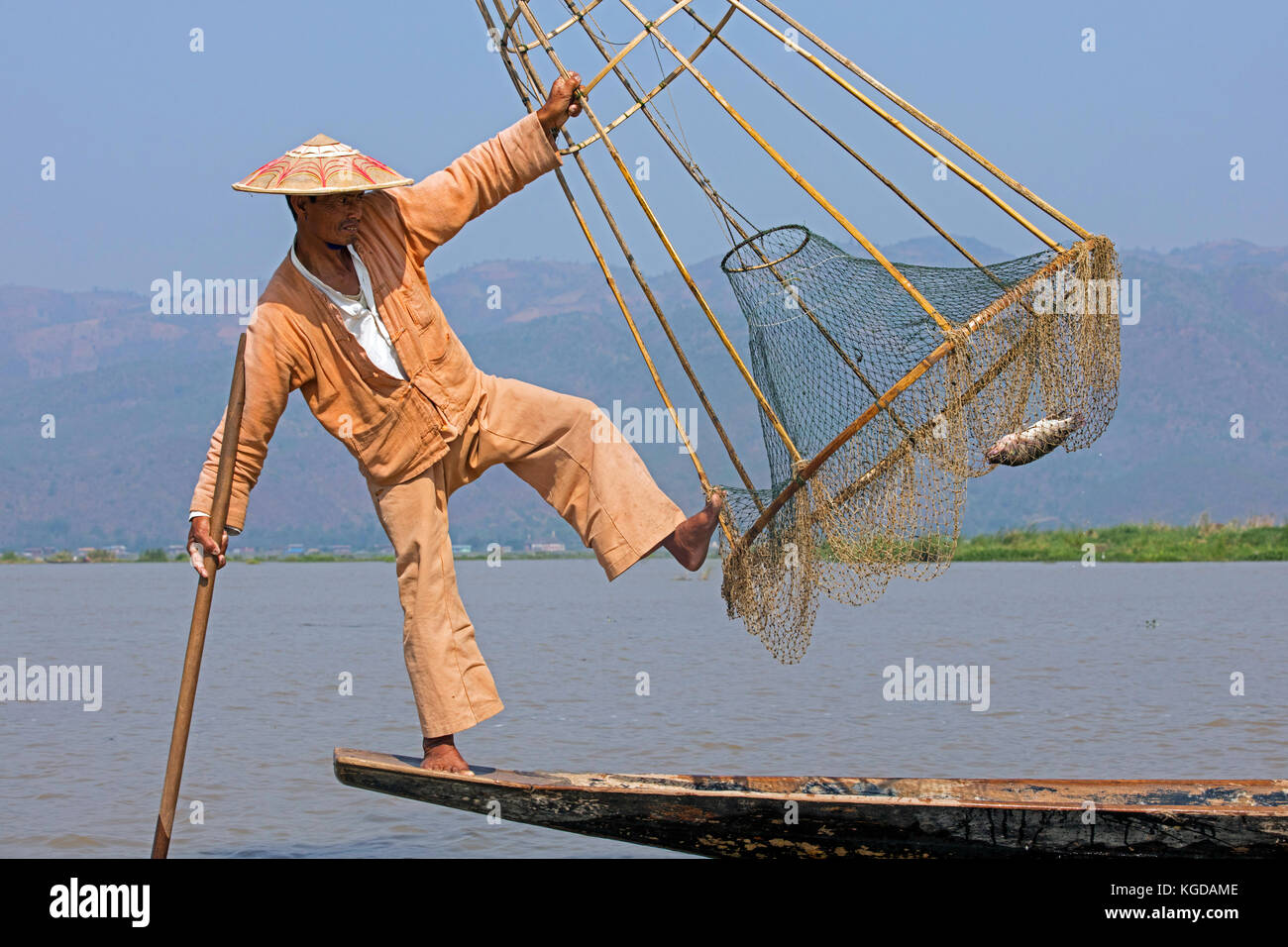 Pescatore intha mentre il bilanciamento holding conica cornice di bamboo con rete da pesca, Lago Inle, nyaungshwe, stato shan, myanmar / BIRMANIA Foto Stock