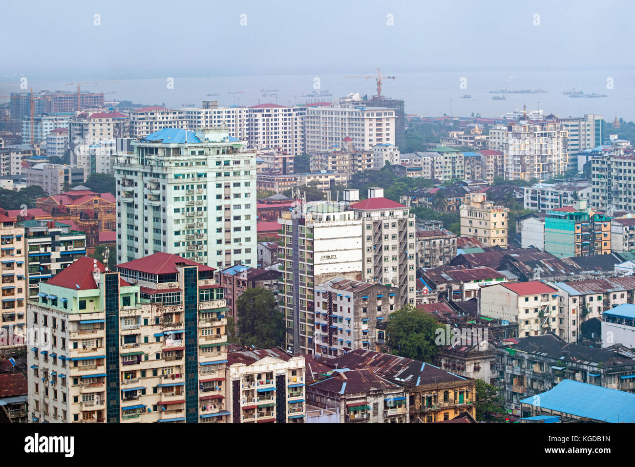 Veduta aerea della città yangon / rangoon mostra grattacieli, appartamenti e uffici, myanmar / BIRMANIA Foto Stock