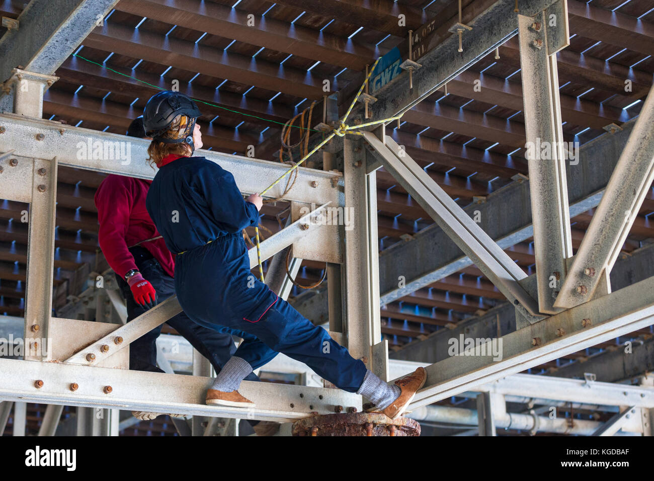 Il chief engineer per hastings pier insegna una femmina giovane allievo come legare un cavo. Hastings, east sussex, Regno Unito Foto Stock