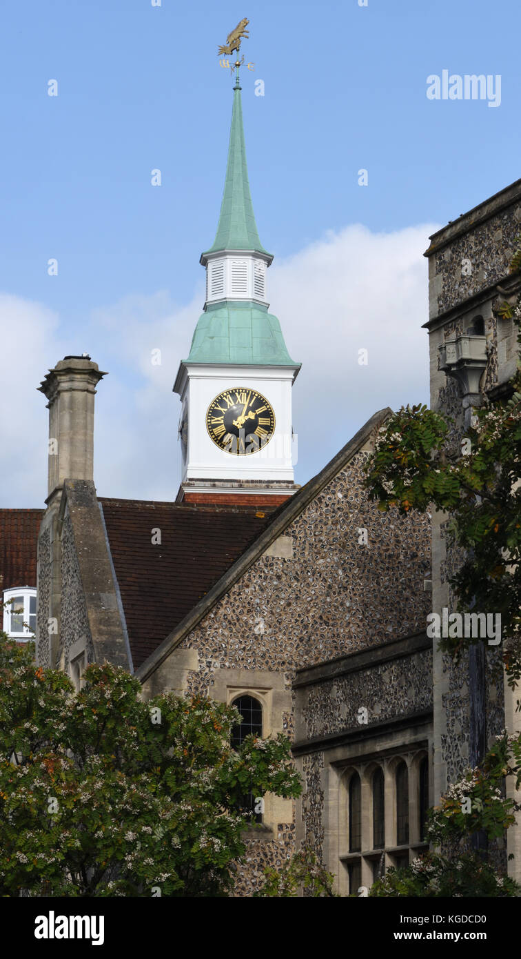 Torre con orologio, guglia e banderuola sopra gli edifici dell'Hampshire County Council a Winchester. Winchester, Hampshire. Foto Stock