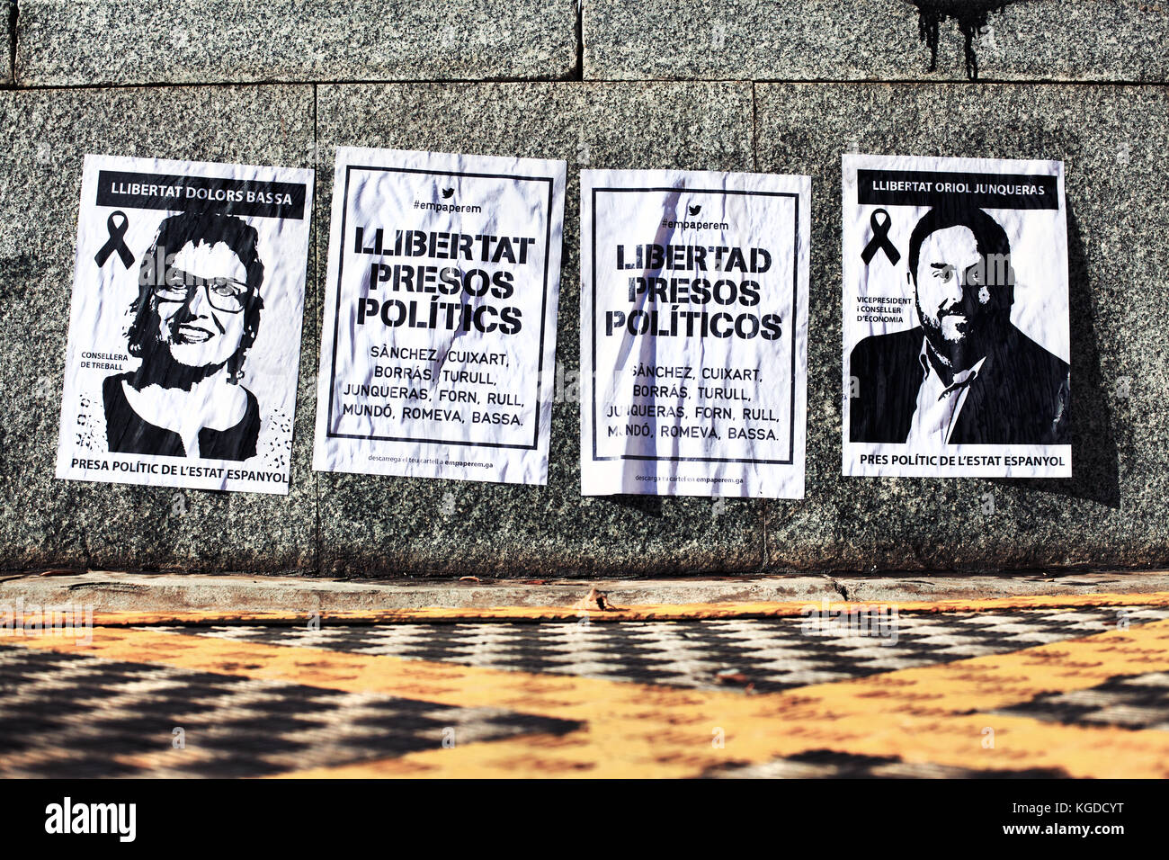 Propaganda Politica per chiedere la liberazione dei detenuti catalano ex ministri del governo, Barcelona, Spagna. Foto Stock