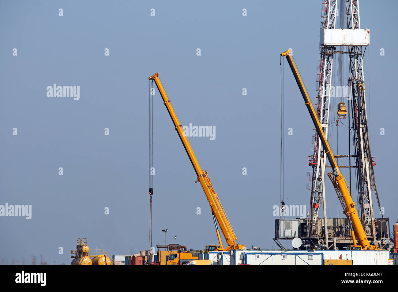 Olio impianto di perforazione e gru Foto Stock