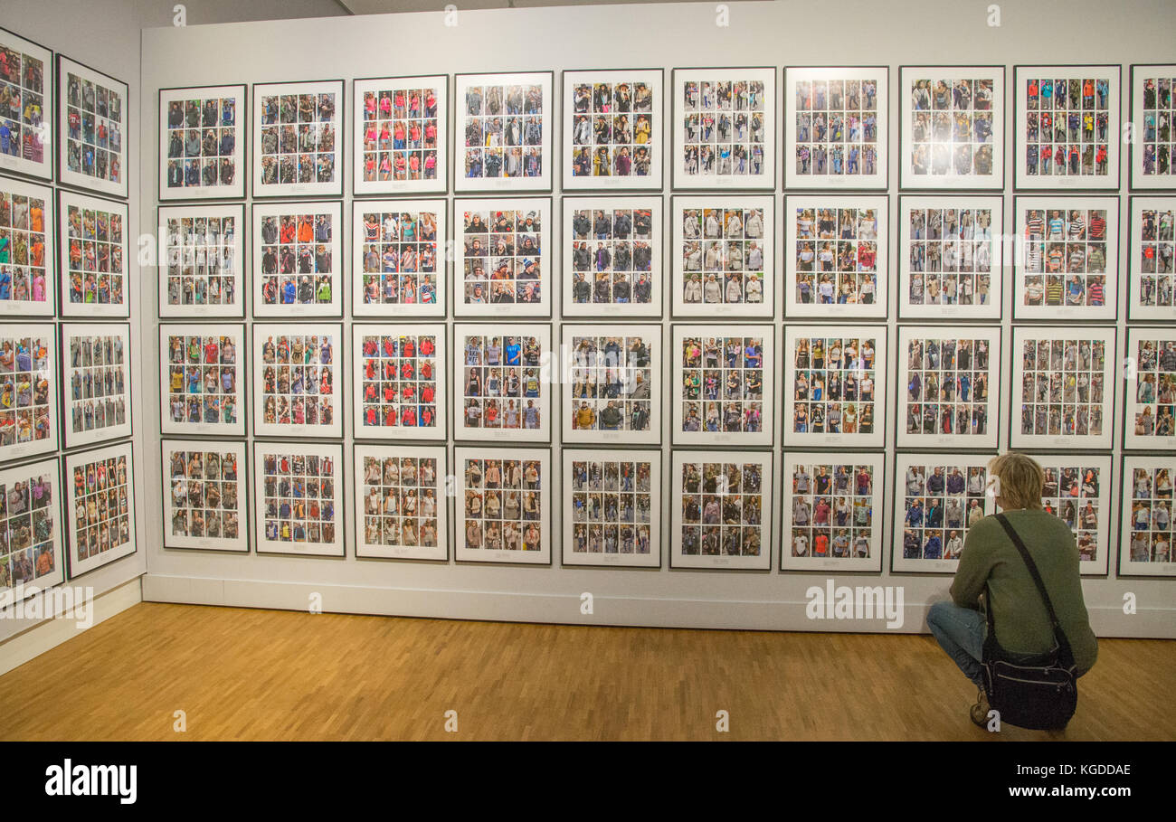 Visitatore alla mostra di fotografie di Hans Eijkelboom a Fotomuseum in Den Haag, Olanda Foto Stock