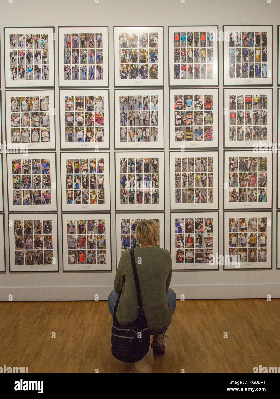 Visitatore alla mostra di fotografie di Hans Eijkelboom a Fotomuseum in Den Haag, Olanda Foto Stock