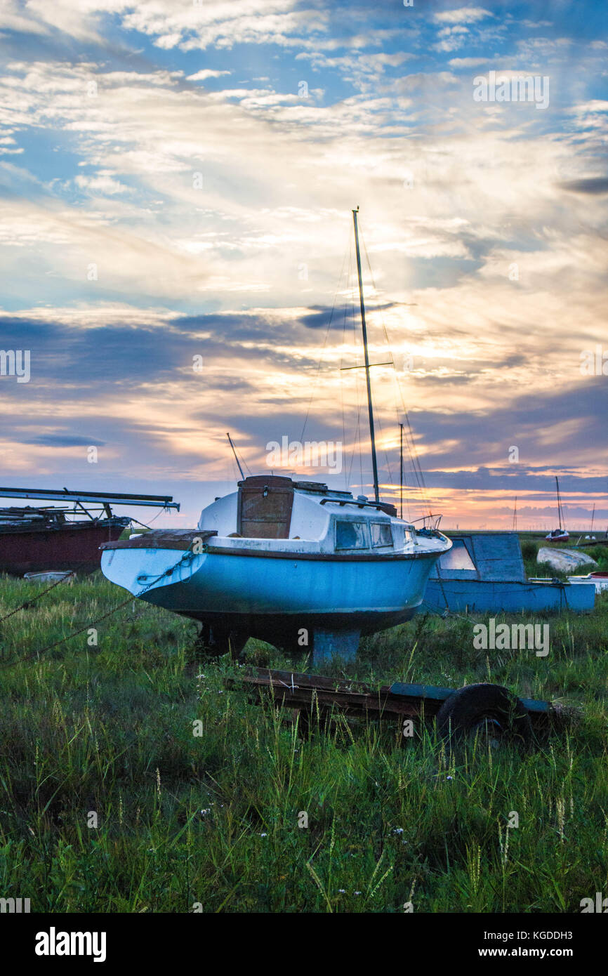 Un gruppo di barche sul fiume dee estuary al tramonto Foto Stock