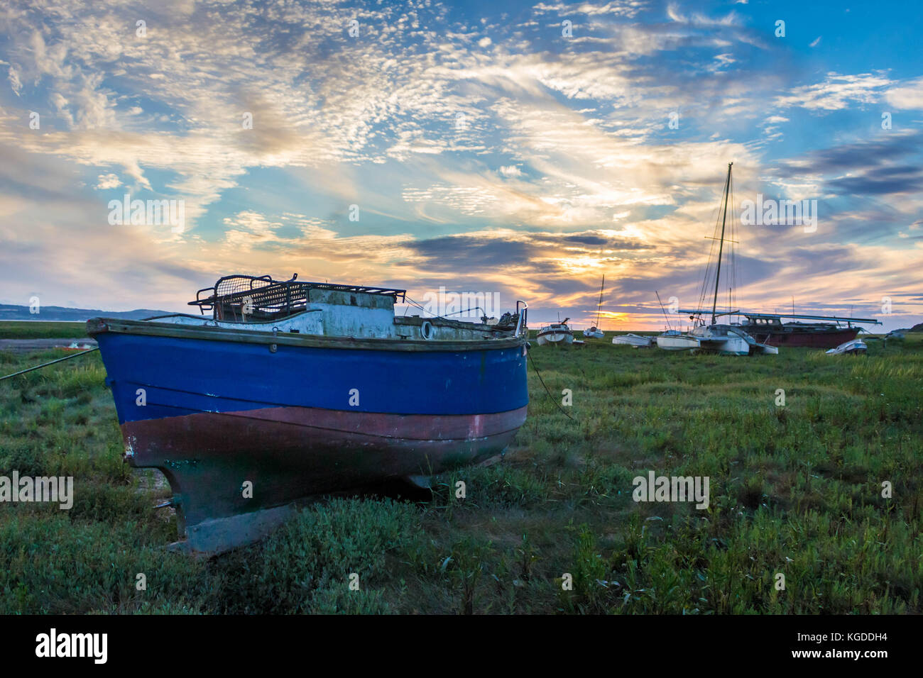 Un gruppo di barche sul fiume dee estuary al tramonto Foto Stock