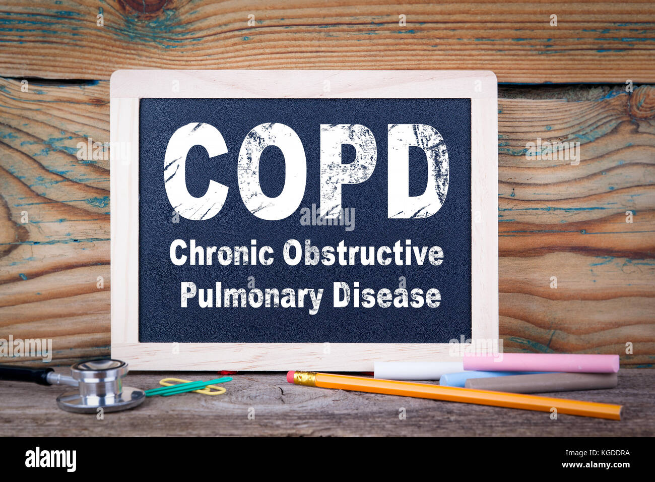 Copd, malattia polmonare ostruttiva cronica. lavagna su uno sfondo di legno Foto Stock