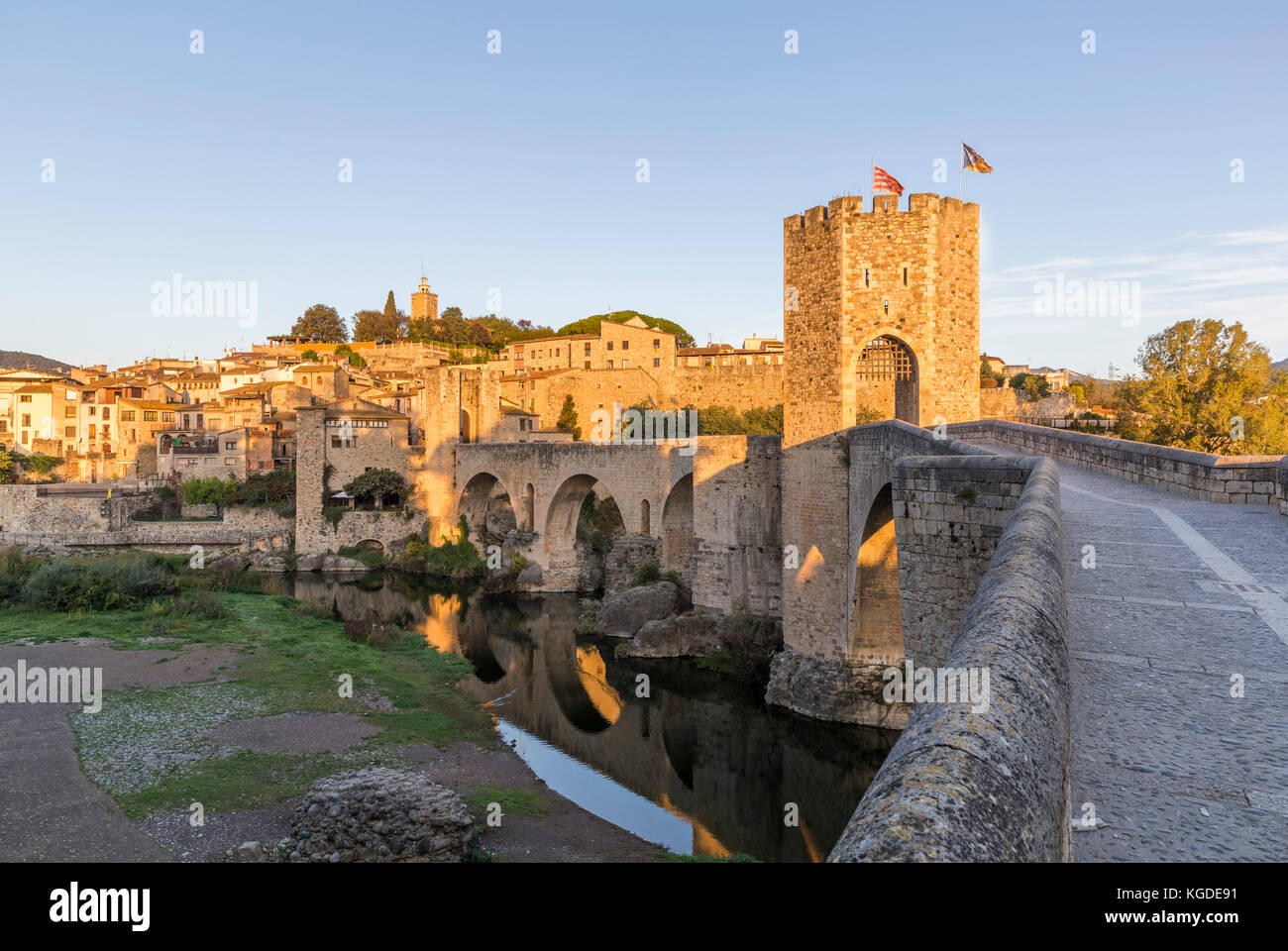 Il ponte medievale nell'antica città di Besalu a sunrise Foto Stock