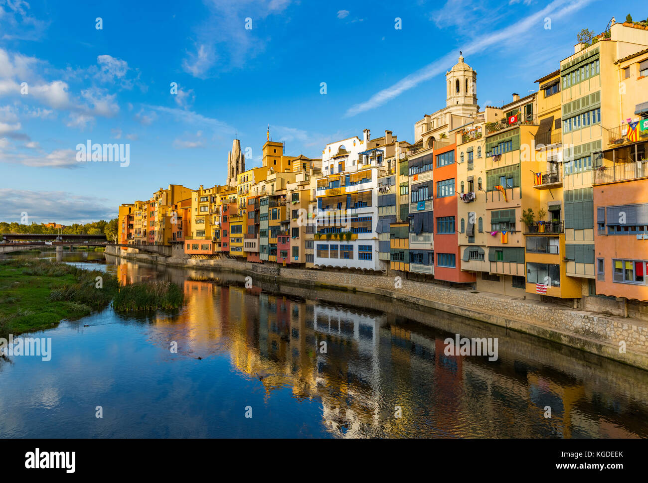 Case colorate sulle rive del fiume Onyar in Girona Foto Stock