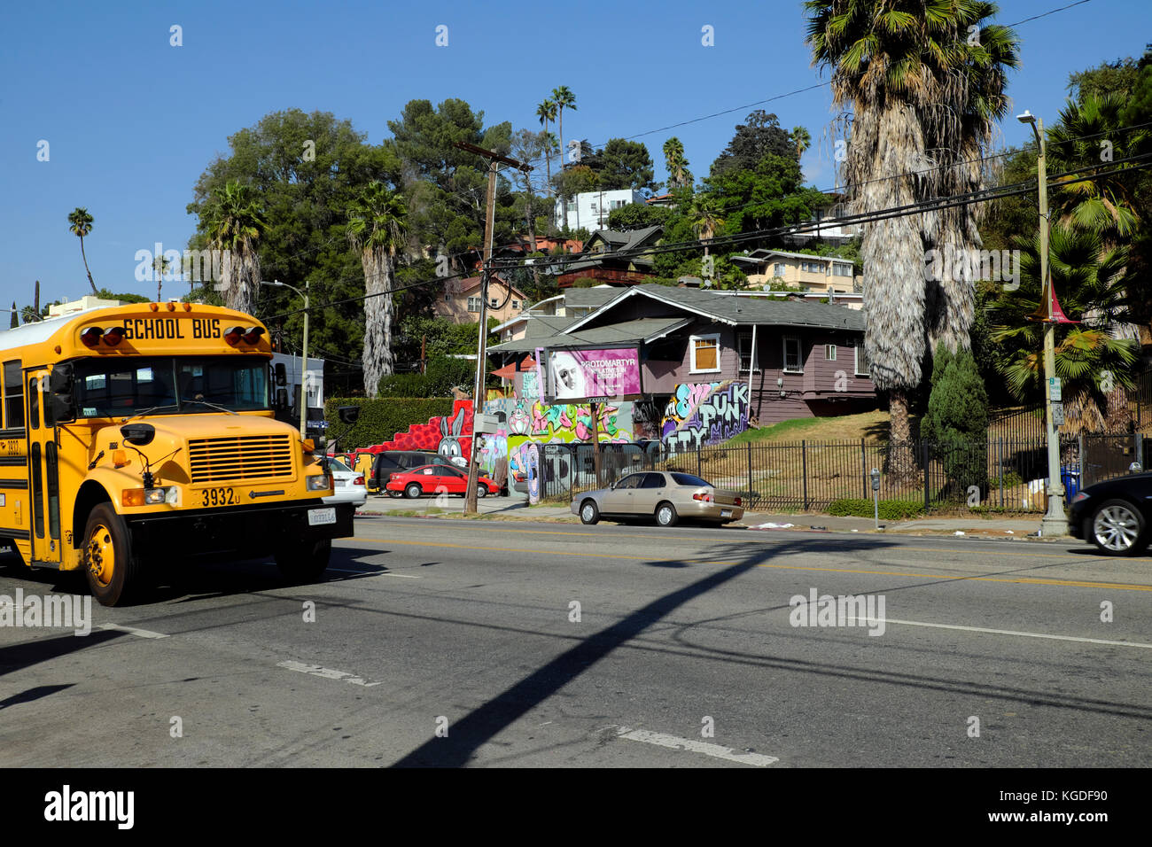 Scuola bus su Silver Lake Boulevard, argento Lago di Los Angeles, California USA KATHY DEWITT Foto Stock