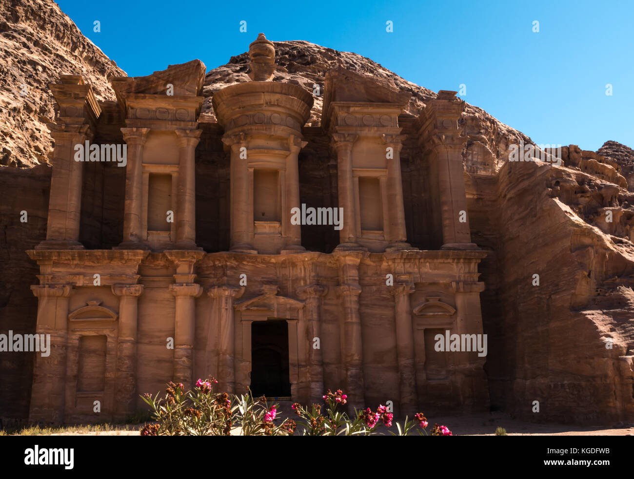 In arenaria rosa scolpito Nabataean tomba, annuncio Deir, il monastero, Petra, Giordania, Medio Oriente nella luce del mattino Foto Stock