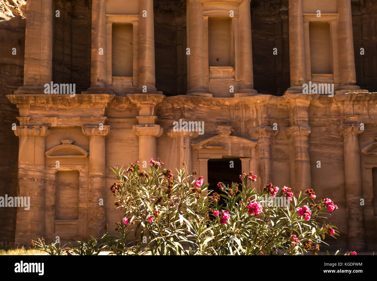 In arenaria rosa scolpito Nabataean tomba, annuncio Deir, il monastero, Petra, Giordania, Medio Oriente nella luce del mattino Foto Stock