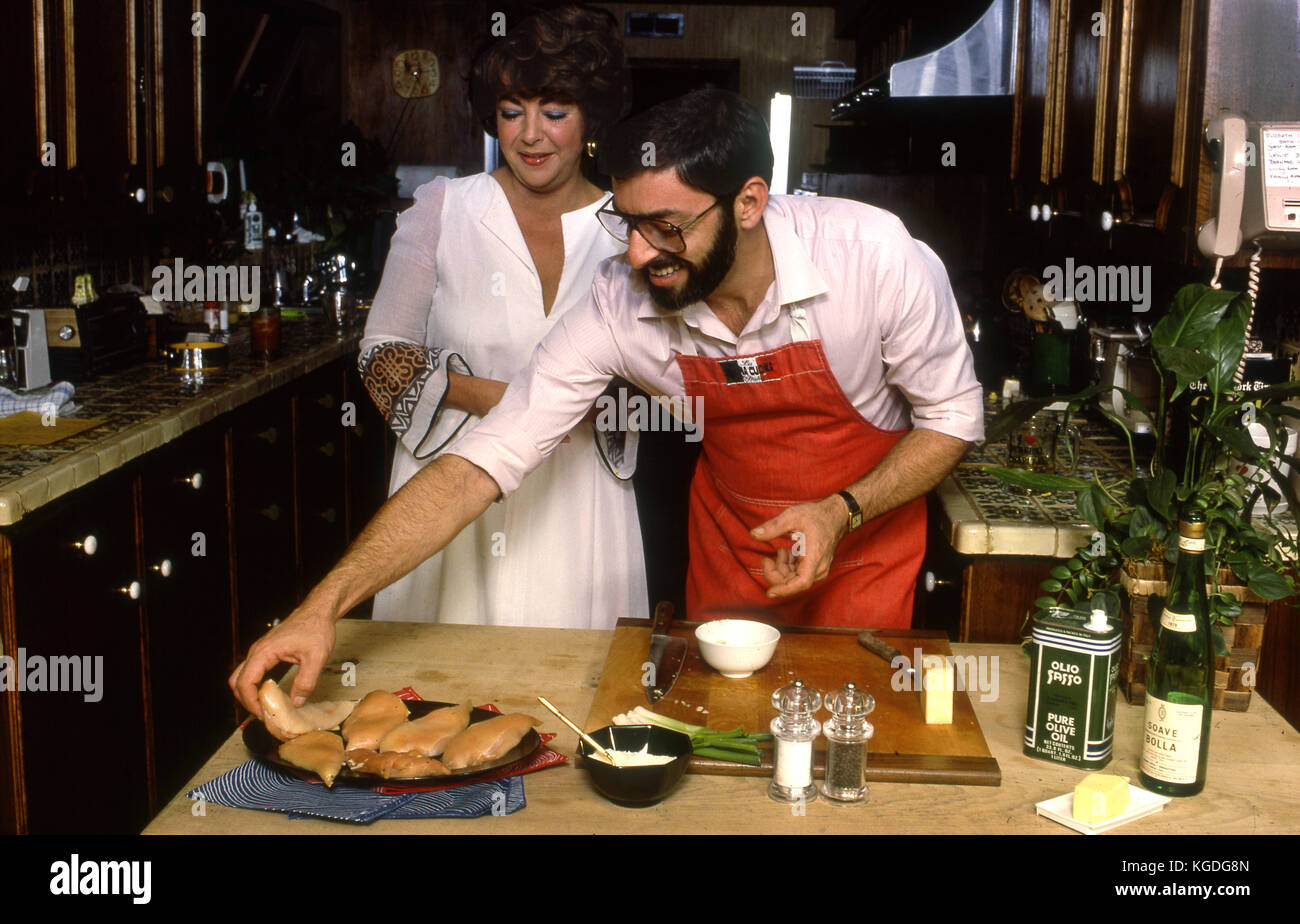 Elizabeth Taylor ottenere una lezione di cucina nella cucina del suo Bel Air home dallo chef Nick Grippo. Foto Stock
