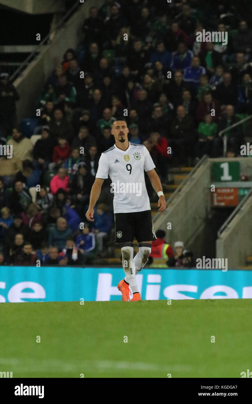 La Germania Sandro Wagner (9) in azione contro l'Irlanda del Nord al Windsor Park di Belfast 05 ottobre 2017. Foto Stock