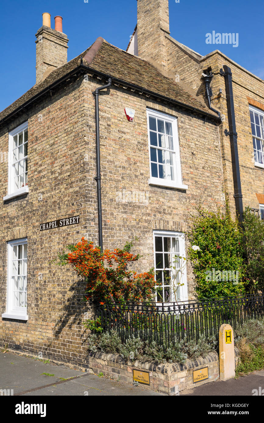 Vecchio edwardian due piani semi casa indipendente in mattoni su un angolo di strada con un piccolo giardino sul fronte di Cambridge, Inghilterra, Regno Unito Foto Stock