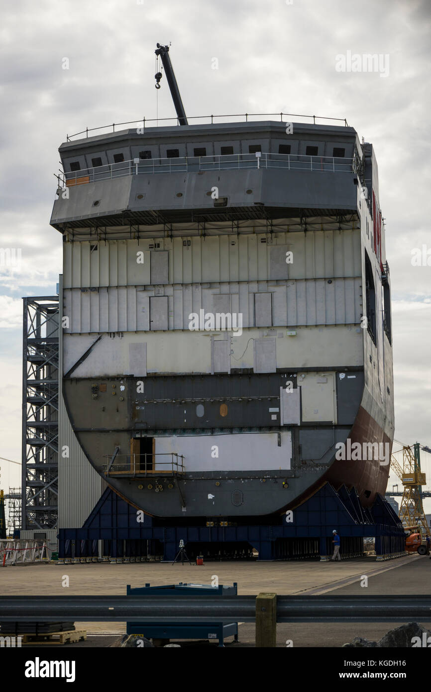 La parte centrale della futura nave Arctic Offshore Patrol Ship (AOPS) HMCS HARRY DEWOLFE viene lanciato al cantiere navale di Halifax, Nuova Scozia, Canada. Foto Stock