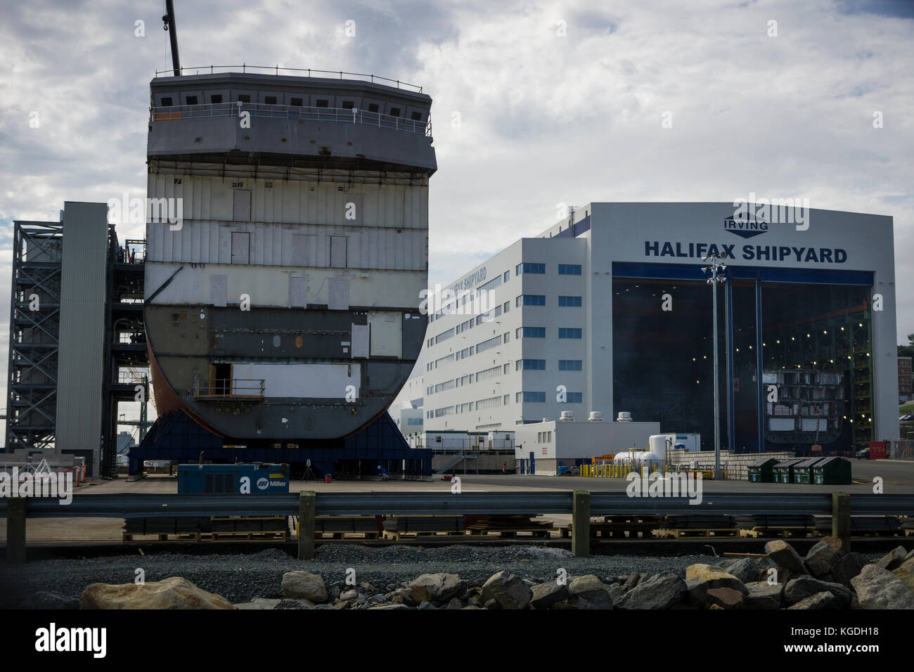 La parte centrale della futura nave Arctic Offshore Patrol Ship (AOPS) HMCS HARRY DEWOLFE viene lanciato al cantiere navale di Halifax, Nuova Scozia, Canada. Foto Stock