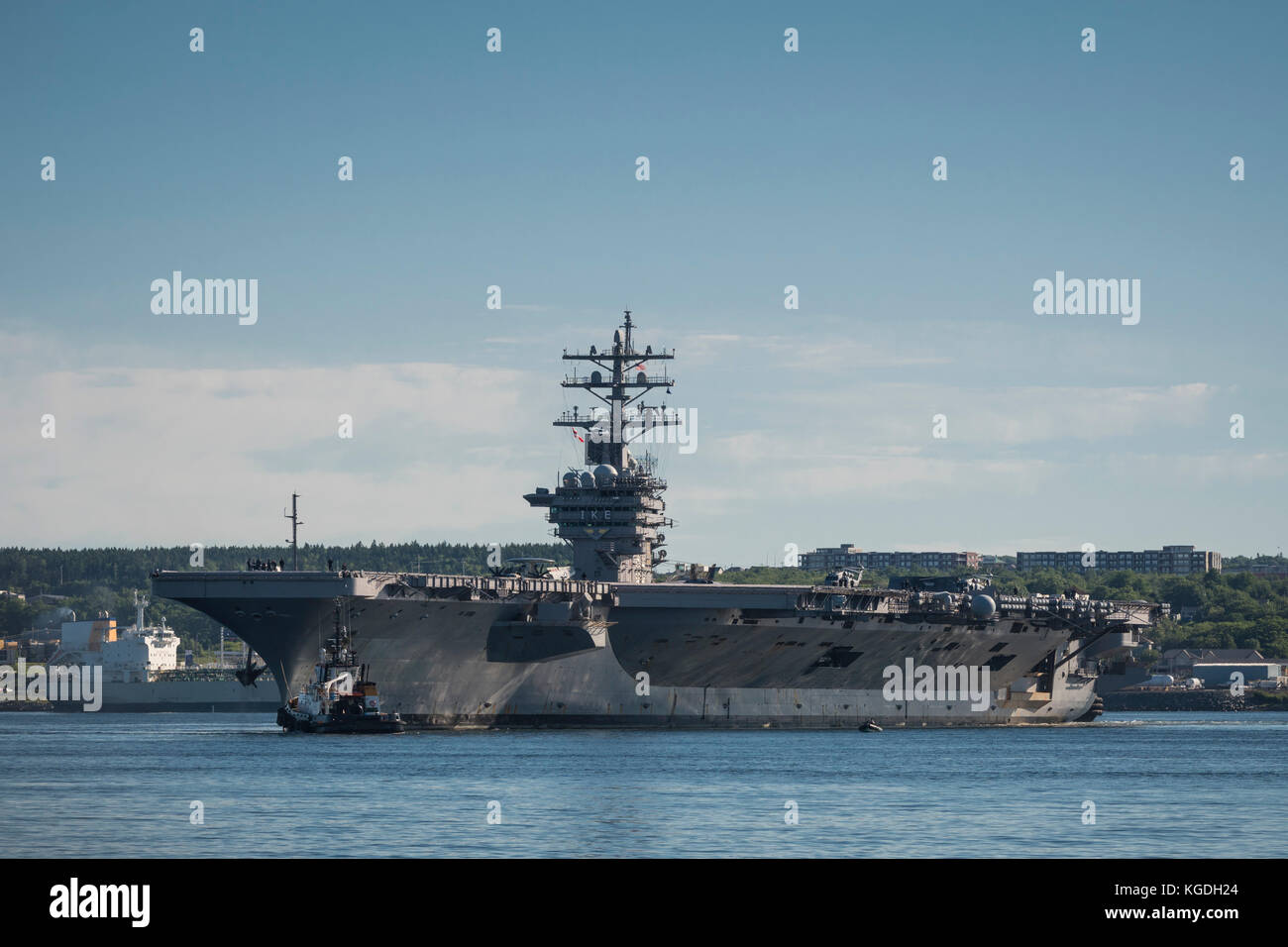 United States Navy (USN) trasportatore nucleare (CVN) DWIGHT D. EISENHOWER nel porto di Halifax, Nova Scotia, Canada. Foto Stock